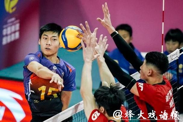 19岁“小孩哥”王泊涵接过金牌教头沈琼15号球衣，中国男排主攻线新星诞生